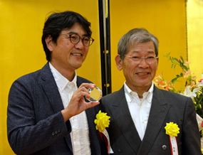 髙橋会長からPMマイスター認定証を授与された竹林 一 PMマイスター