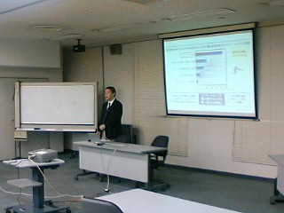 講演者の論理的な説明風景