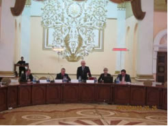 帝政ロシア時代からの州政府庁舎の壮麗な会議場