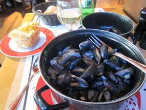 フランス夏の風物詩ムール貝のワイン蒸し