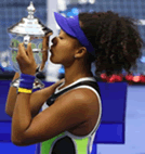 出典　黒マスク～プレイ～優勝カップ　theundefeated%2Fstatus%2F130image%3D～　asahi.com/articles/photo/AS2020.html～us-open-naomi-osaka-winning-title-134306709.html