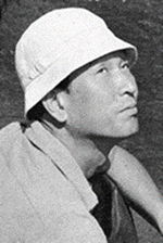 出典：若き日の黒澤　明監督(1910年～1998年　88歳没)
wikipedia/commons/4/48/Akira kurosawaonthesetof7samurai-1953-page88.jpg