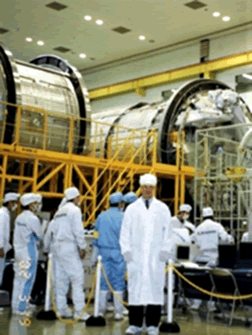 2002年3月の筑波宇宙センターで、「きぼう」船内保管室（左）と船内実験室（右）の前で「きぼう」全体システム試験をみるグラウ氏
